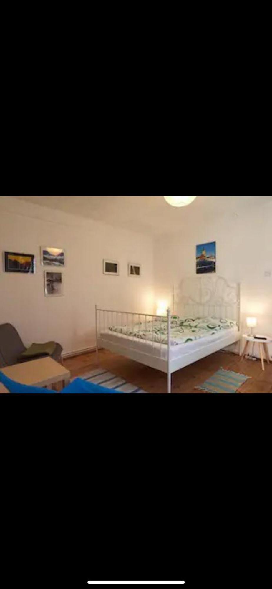 Studio cu vedere la grădină